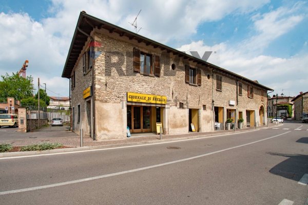 locale commerciale in vendita ad Erbusco