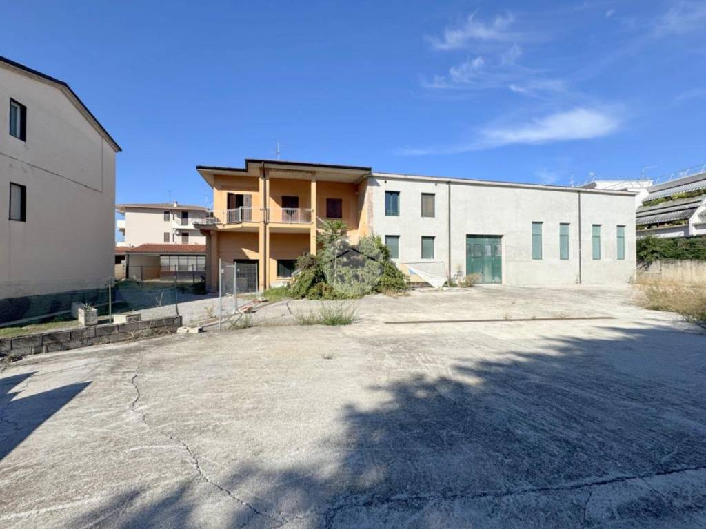 locale commerciale in vendita ad Erbusco