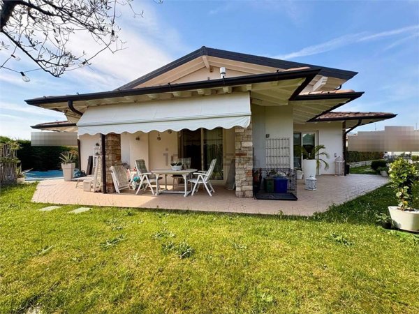 casa indipendente in vendita ad Erbusco in zona Villa