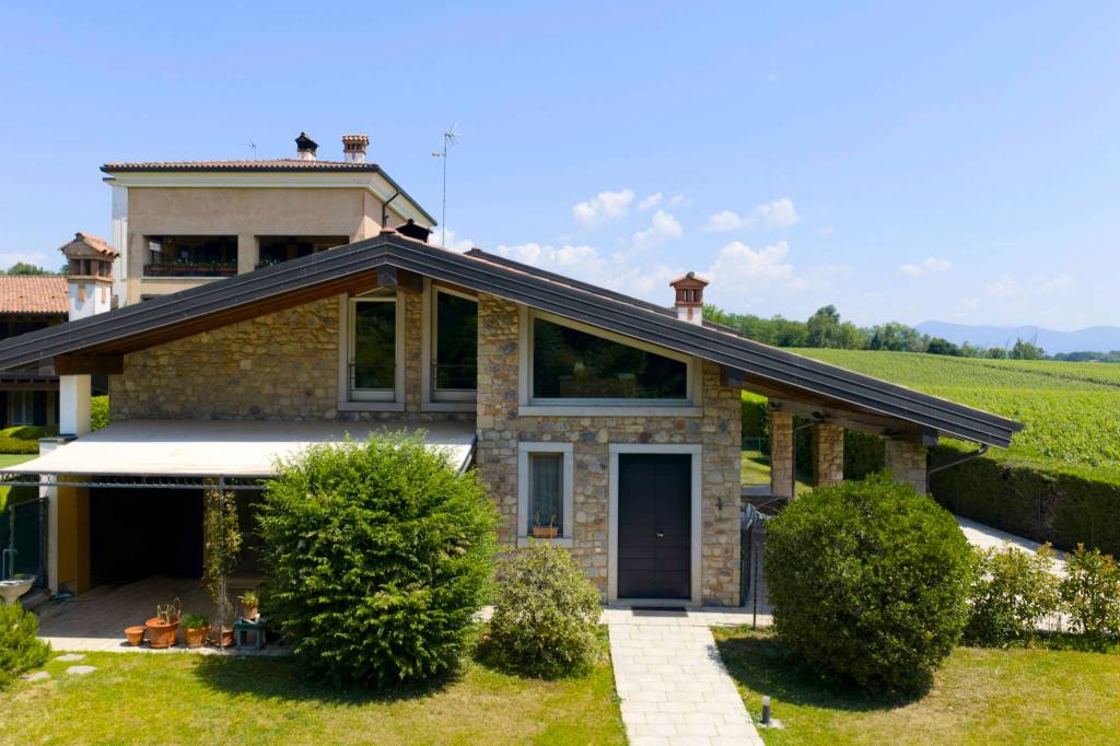 casa indipendente in vendita ad Erbusco in zona Villa