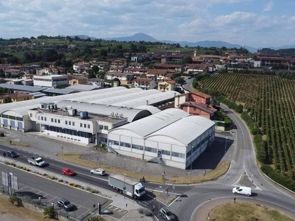 locale commerciale in vendita ad Erbusco in zona Pedergnano