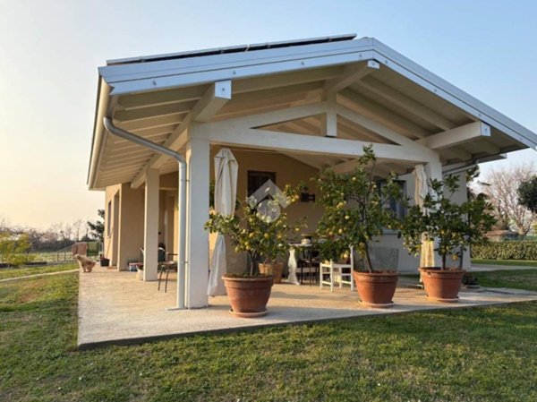 casa indipendente in vendita ad Erbusco in zona Villa