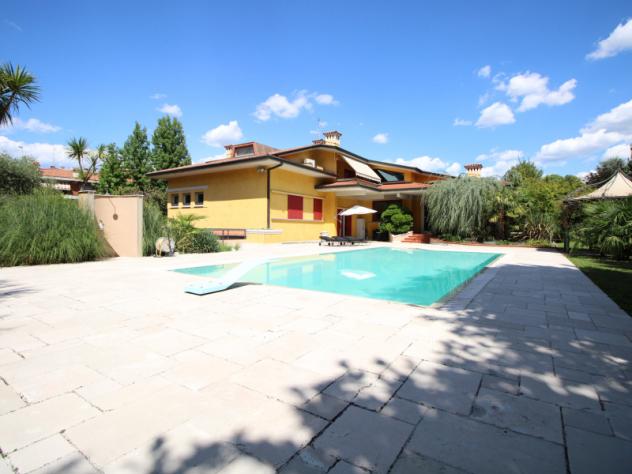 casa indipendente in vendita ad Erbusco in zona Villa