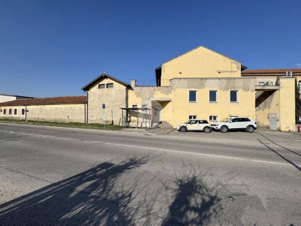 locale commerciale in vendita ad Erbusco
