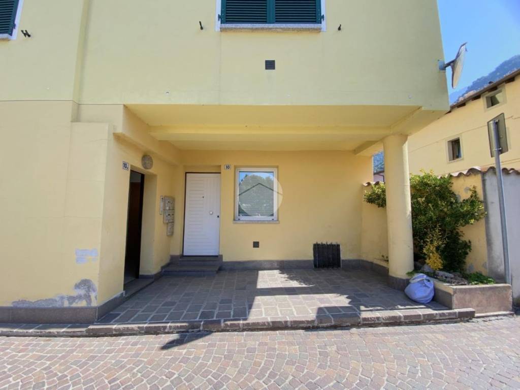 appartamento in vendita ad Esine in zona Sacca