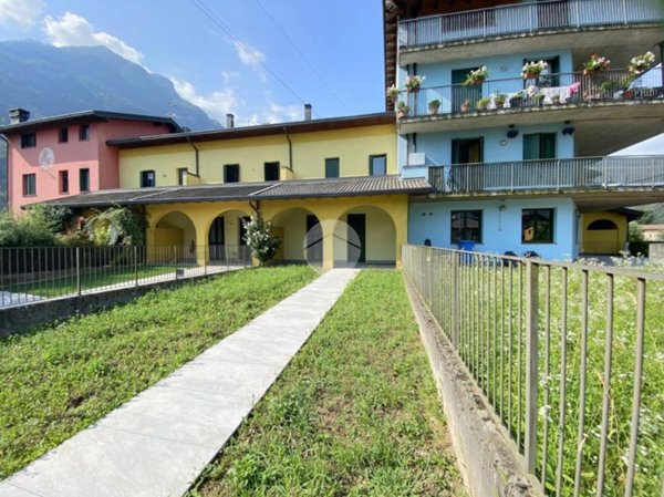 casa indipendente in vendita ad Esine in zona Sacca