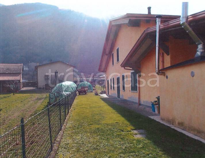 appartamento in vendita ad Esine in zona Plemo