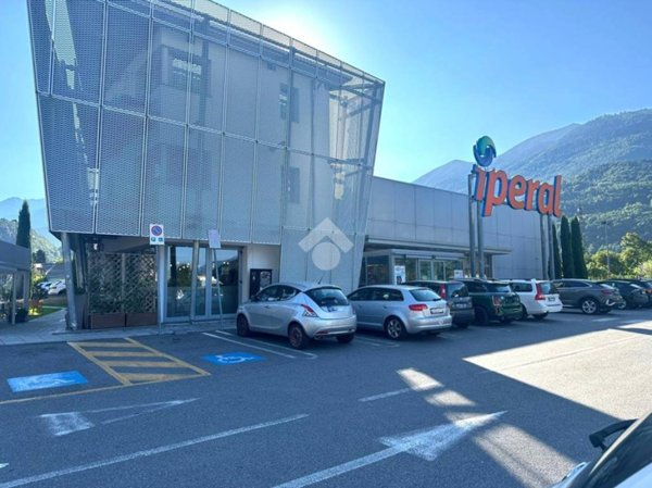 negozio in vendita ad Esine