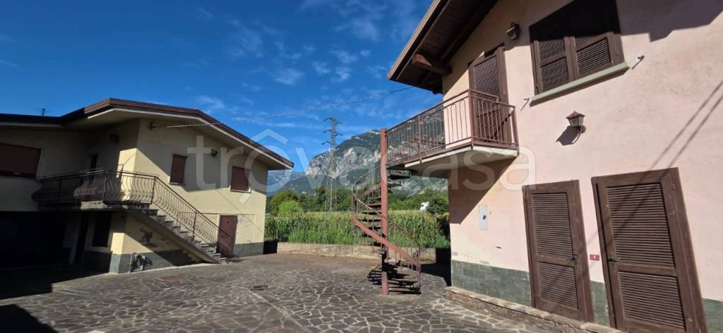 casa indipendente in vendita ad Esine in zona Plemo