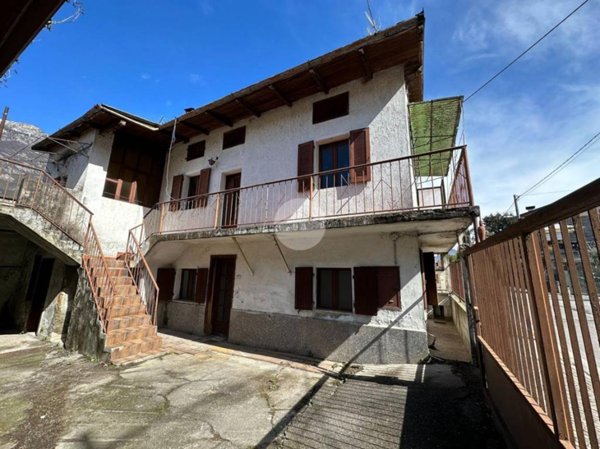 casa indipendente in vendita ad Esine in zona Sacca