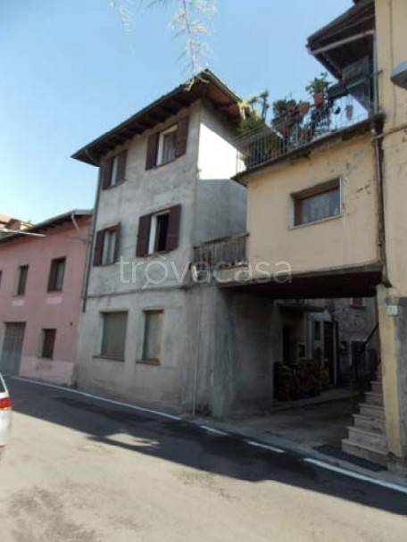 appartamento in vendita ad Esine in zona Plemo