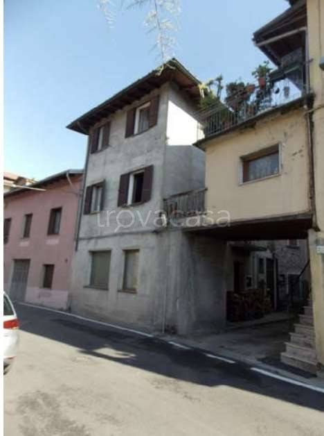 appartamento in vendita ad Esine in zona Plemo