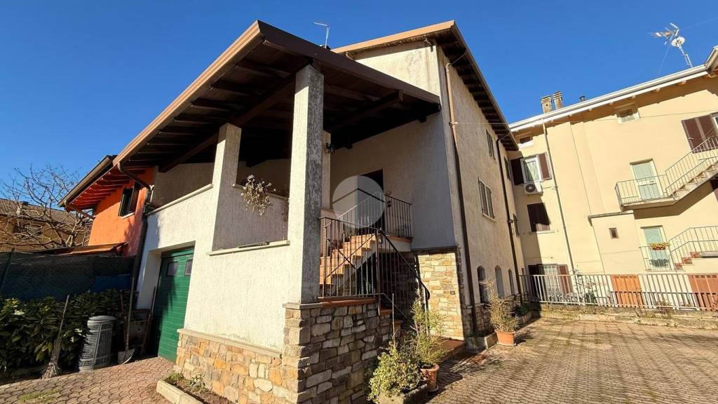 casa indipendente in vendita ad Esine in zona Plemo