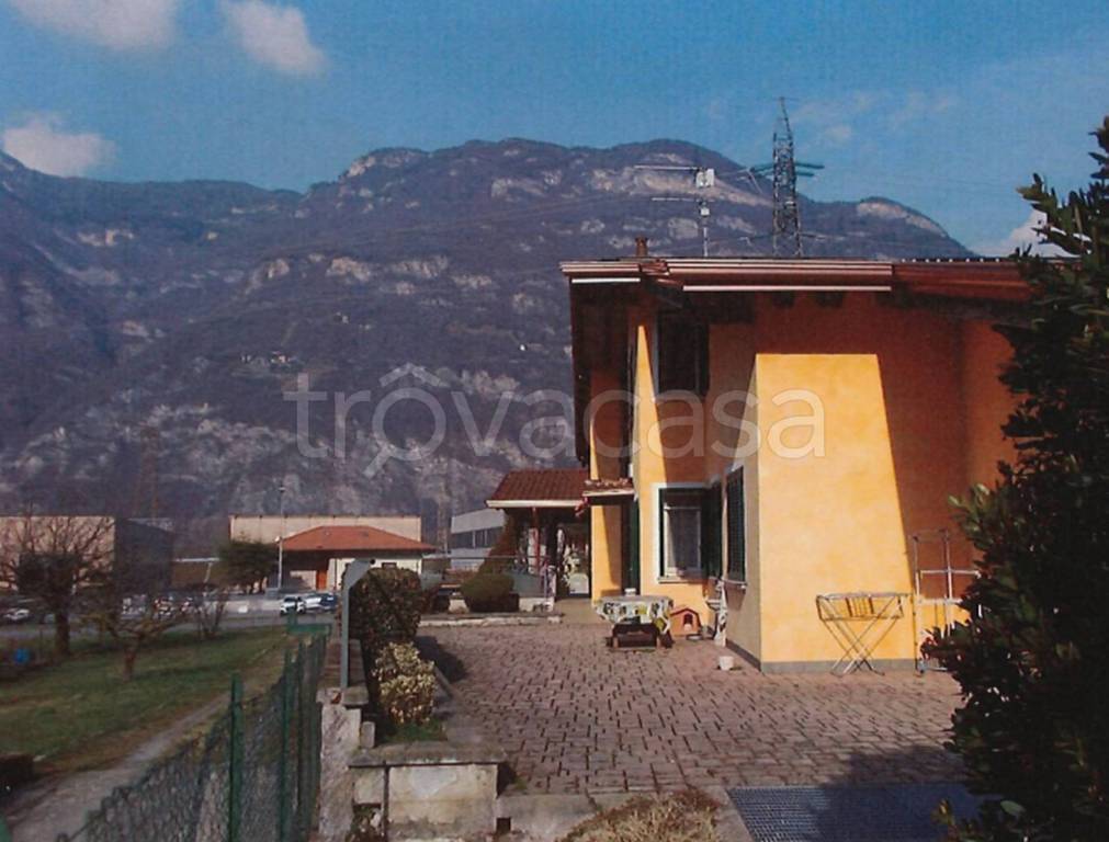 casa indipendente in vendita ad Esine in zona Plemo
