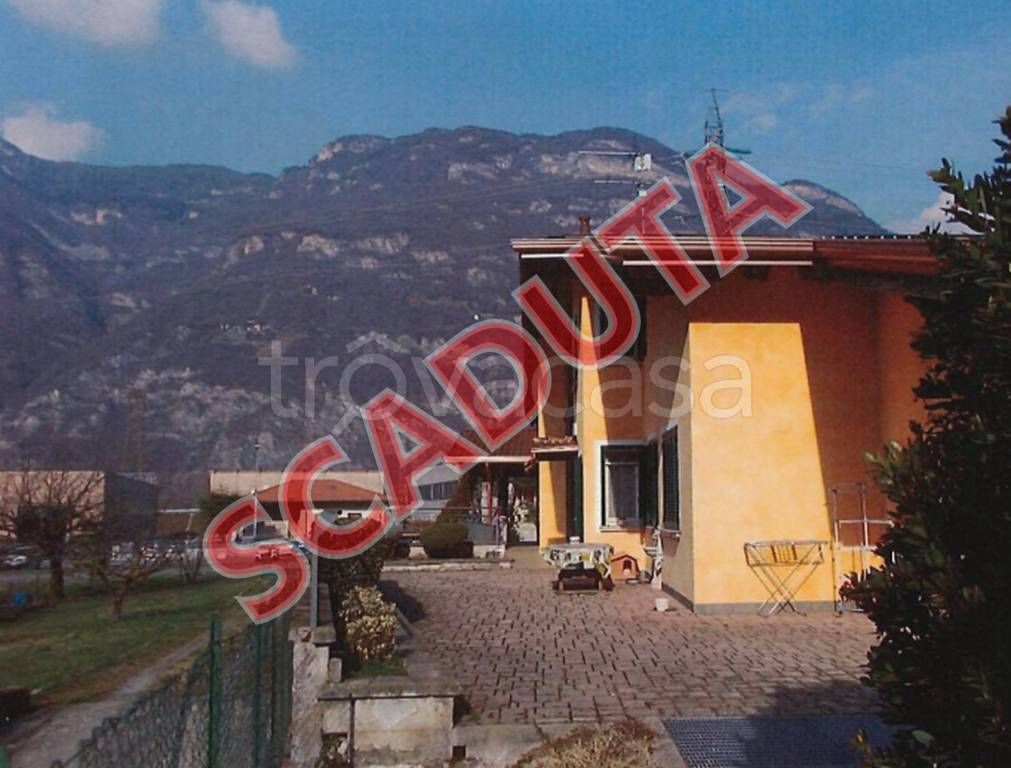 casa indipendente in vendita ad Esine in zona Plemo