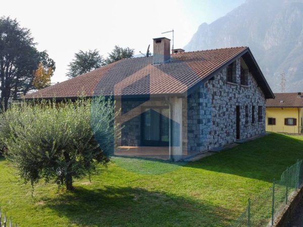 casa indipendente in vendita ad Esine in zona Sacca