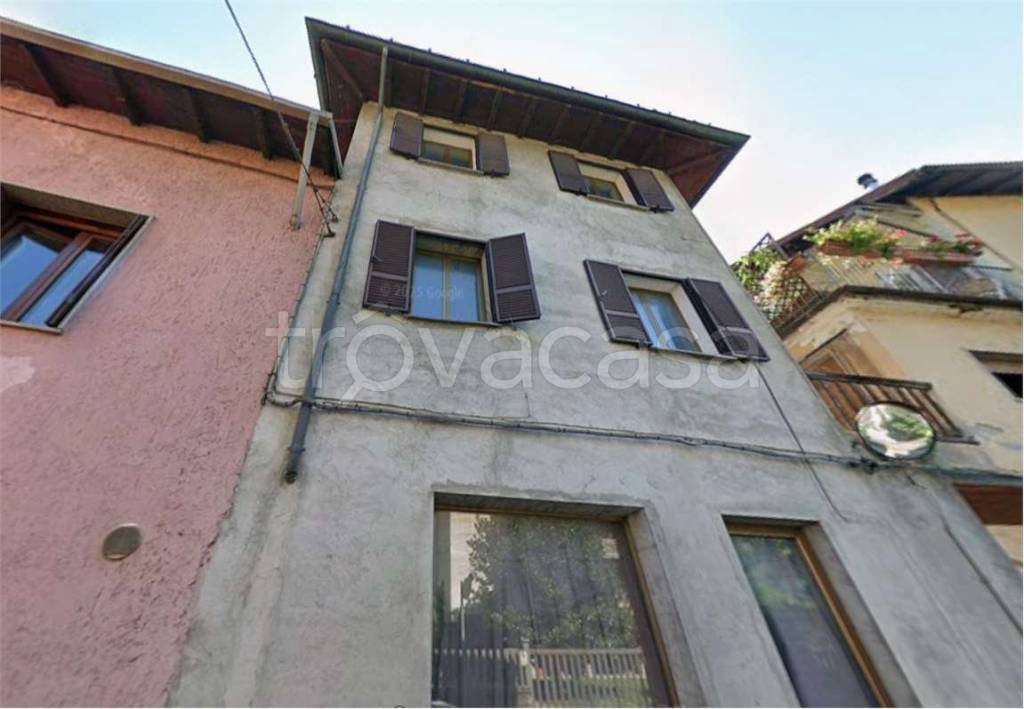 appartamento in vendita ad Esine in zona Plemo