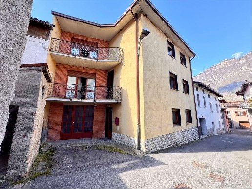 casa indipendente in vendita ad Esine in zona Plemo