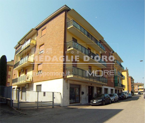 negozio in vendita ad Esine in zona Sacca