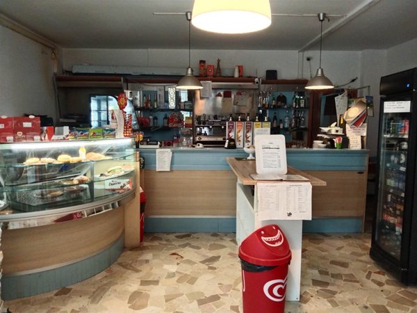 negozio in vendita ad Esine in zona Sacca
