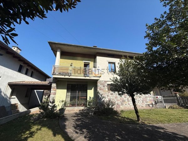 casa indipendente in vendita ad Esine