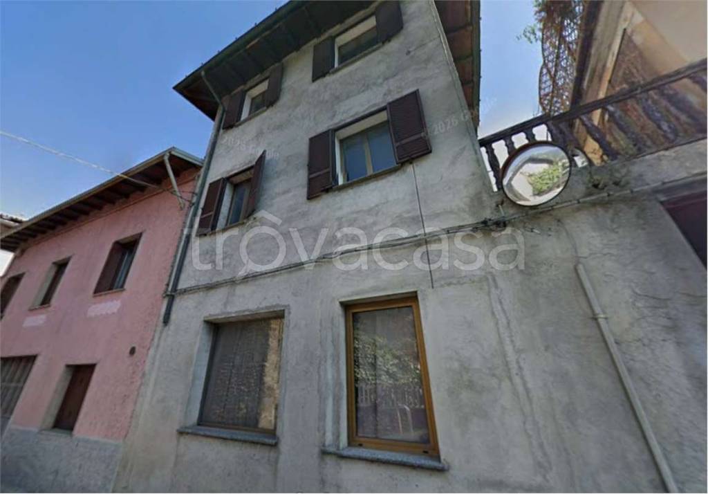 appartamento in vendita ad Esine in zona Plemo
