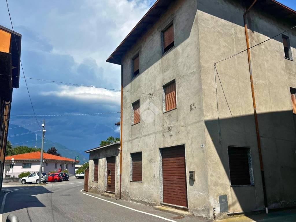 intera palazzina in vendita ad Esine in zona Plemo