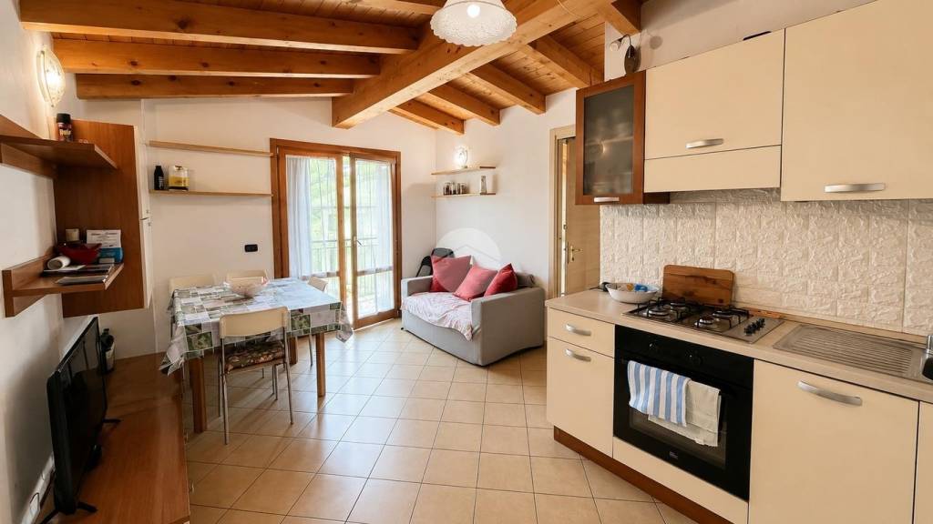 appartamento in vendita ad Esine in zona Plemo