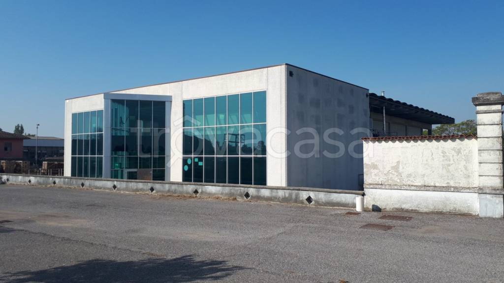 locale commerciale in vendita a Fiesse