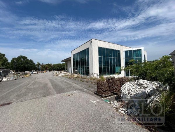 locale commerciale in vendita a Fiesse