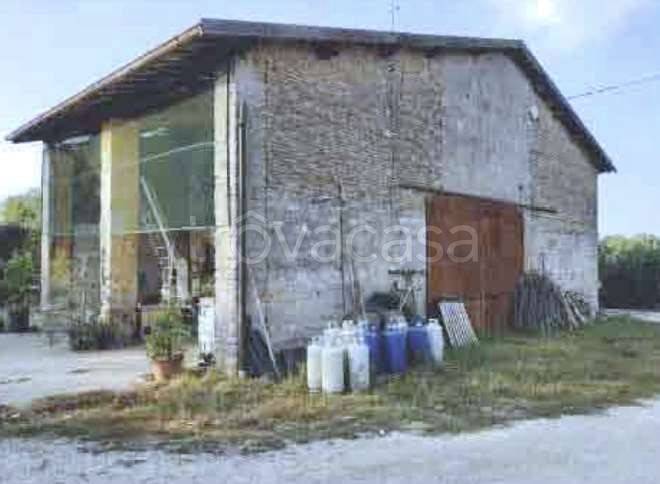 locale di sgombero in vendita a Fiesse