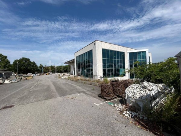 locale commerciale in vendita a Fiesse