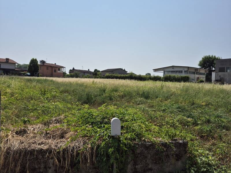 locale di sgombero in vendita a Fiesse
