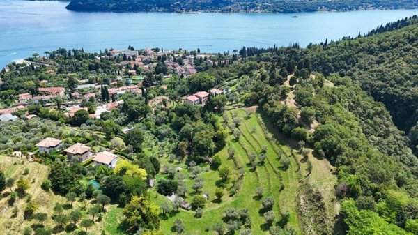negozio in vendita a Gardone Riviera in zona Morgnaga