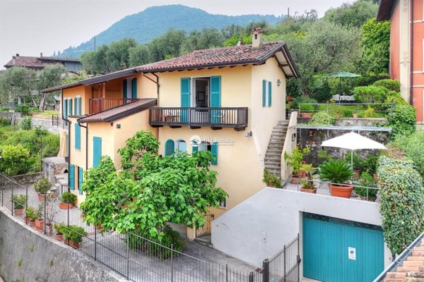 casa indipendente in vendita a Gardone Riviera in zona Morgnaga