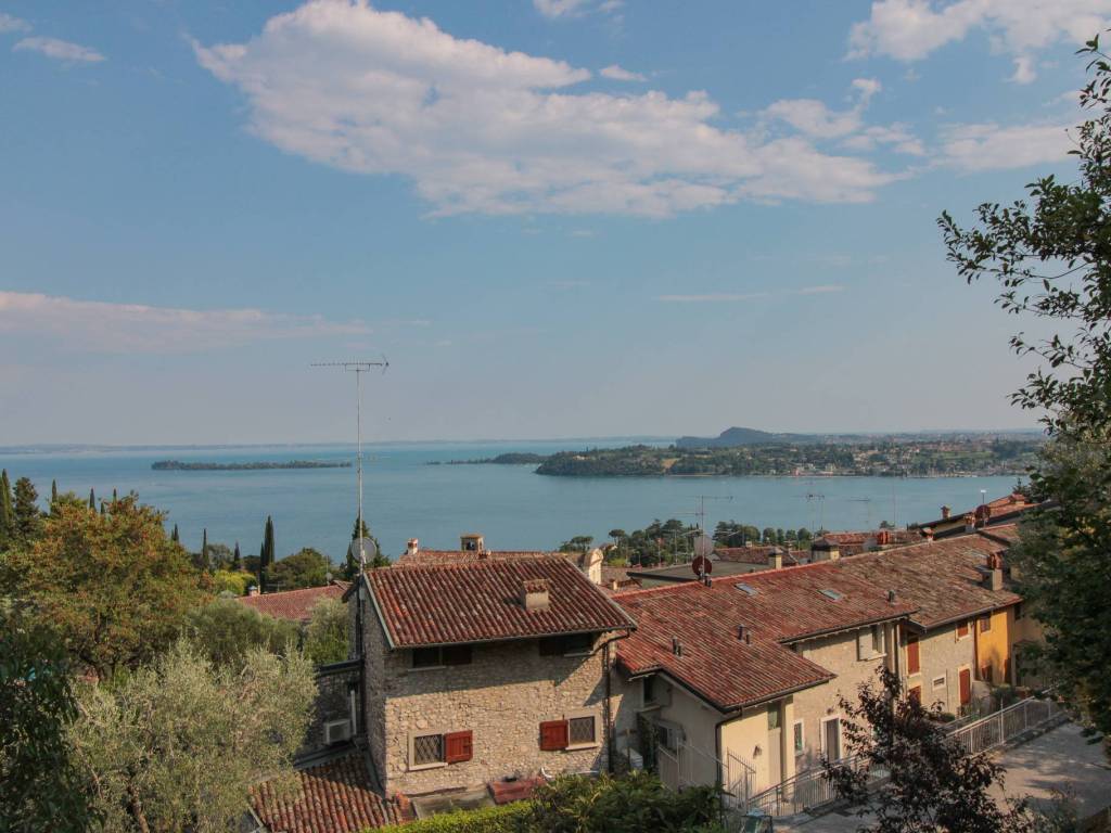 appartamento in vendita a Gardone Riviera in zona Morgnaga