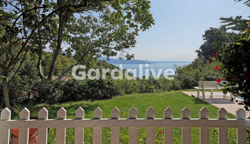 casa indipendente in vendita a Gardone Riviera in zona Morgnaga