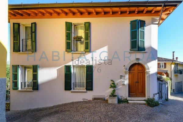 casa indipendente in vendita a Gardone Riviera in zona Morgnaga