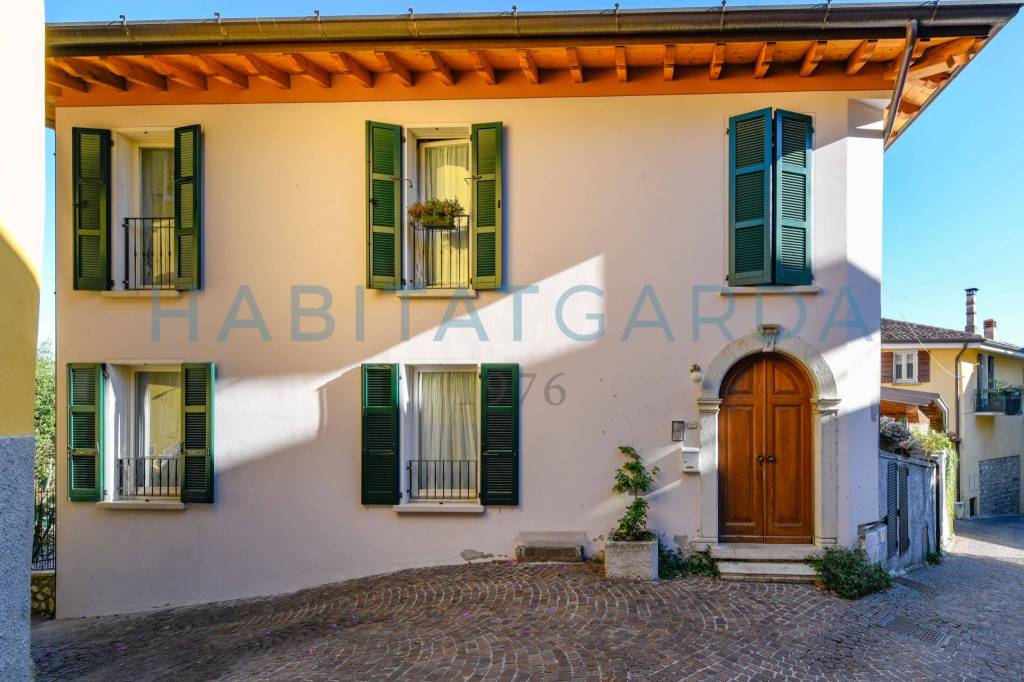 casa indipendente in vendita a Gardone Riviera in zona Morgnaga