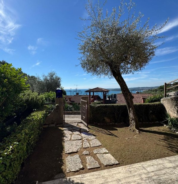 appartamento in vendita a Gardone Riviera in zona Fasano