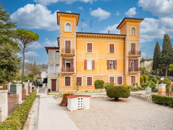 casa indipendente in vendita a Gardone Riviera in zona Morgnaga