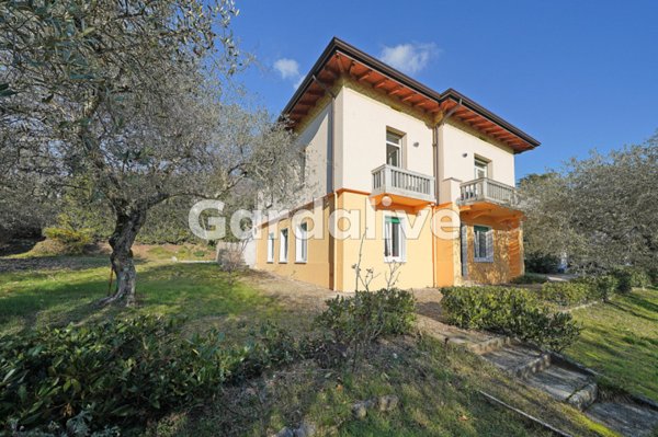 casa indipendente in vendita a Gardone Riviera in zona Morgnaga