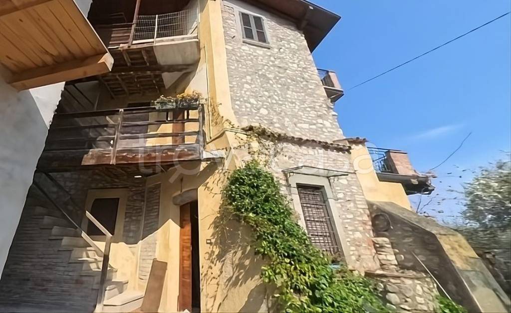 appartamento in vendita a Gardone Riviera in zona Morgnaga