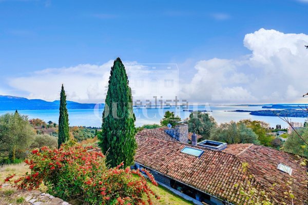 casa indipendente in vendita a Gardone Riviera in zona Tresnico