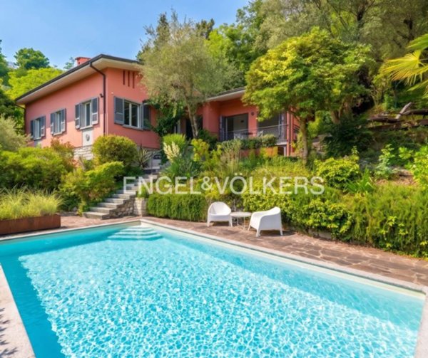 casa indipendente in vendita a Gardone Riviera in zona Morgnaga