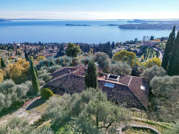 casa indipendente in vendita a Gardone Riviera in zona Morgnaga