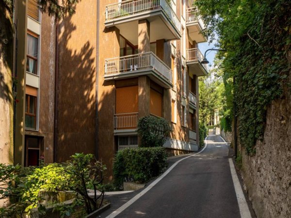 appartamento in vendita a Gardone Riviera in zona Morgnaga