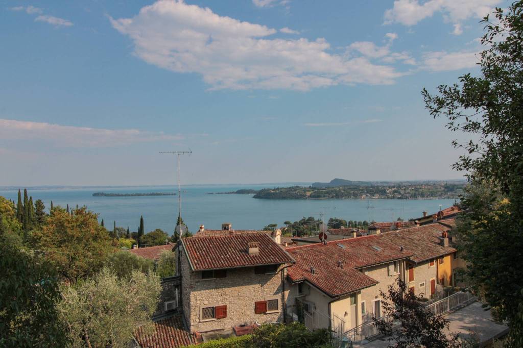 appartamento in vendita a Gardone Riviera in zona Morgnaga