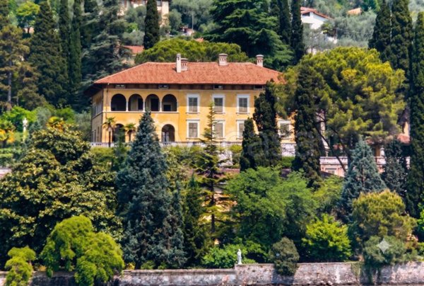 appartamento in vendita a Gardone Riviera in zona Fasano
