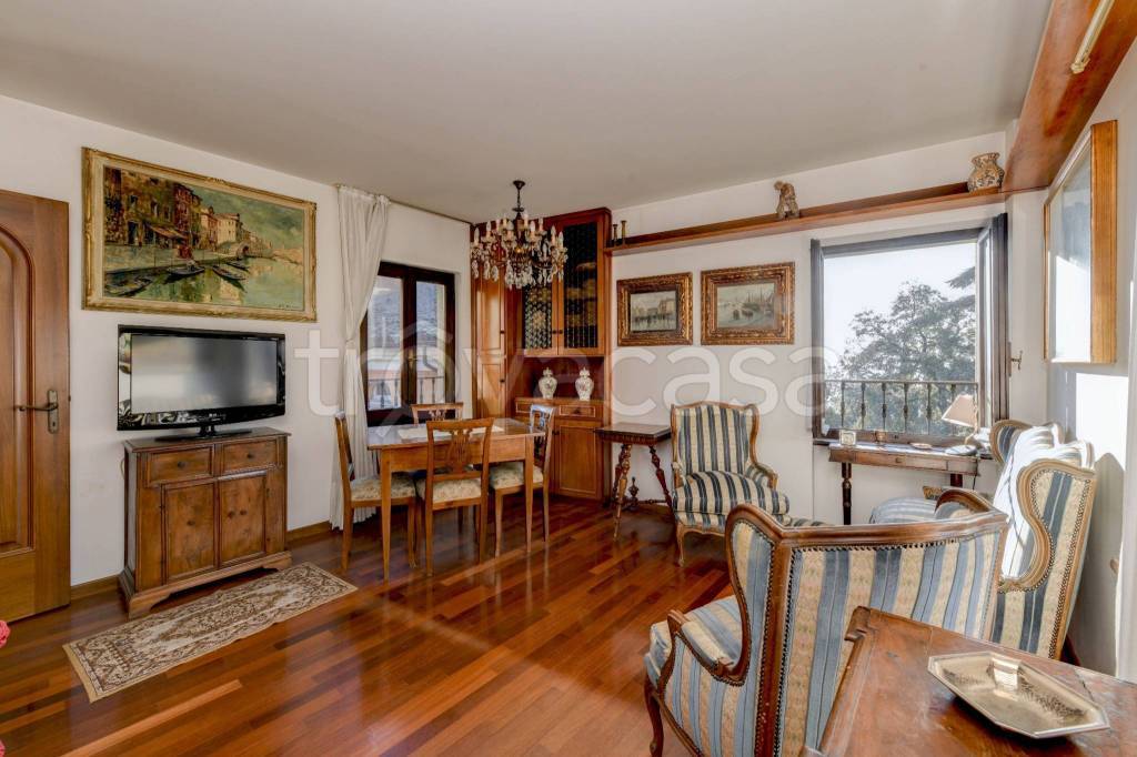 casa indipendente in vendita a Gardone Riviera in zona Morgnaga
